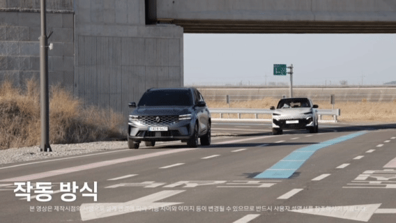 고속도로에서 장애물을 피해 주행하는 필랑트의 모습